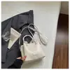 Bolso de mano pequeño exquisito transfronterizo para mujer 2026 nuevo bolso de hombro con patrón tejido para el trabajo y los desplazamientos bolso cruzado tipo cubo