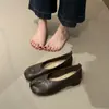 Zapatos de estilo retro con punta dividida para mujer, sin cordones, tacón grueso, zapatos bajos de un solo color para mujer, Novedades Primavera/Otoño 2026, versátiles zapatos de pezuña de cerdo