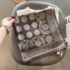 Lenço Quadrado Geométrico Color Café 68 Padrão Espinha de Peixe Decoração com Faixa de Camisa Lenço de Seda Pequeno Lenço Quente para Pescoço Feminino