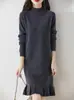 Vestido de punto para mujer de otoño e invierno, cuello medio alto, jersey grueso y cálido, dobladillo de encaje, color liso, falda lápiz de punto suelta de longitud media.