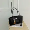 Bolso de hombro para mujer de moda transfronterizo, nuevo de otoño 2026, versátil, personalizado, simple, de gran capacidad, moderno, para ir al trabajo