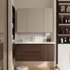 Conjunto de gabinete de baño estilo mediados de siglo de madera de nogal y aluminio de panal, incluyendo un lavabo de cerámica y tocador para el baño