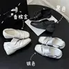 Sapatos Mary Jane vazados confortáveis de sola grossa para mulheres, novo modelo outono 2026, com tira de velcro, bico quadrado, sapatos casuais de salto único que aumentam a altura