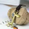 Llavero creativo para hombre y mujer, regalo pequeño, aleación, jirafa linda, llavero de cuero tejido vintage, llavero