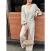 Conjunto casual de dos piezas de punto trenzado con cuello en V relajado, que incluye un top holgado de manga acampanada y pantalones anchos de cintura alta con cordón.