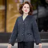 Jaqueta casual slim-fit de moda outono-primavera transfronteiriça para mães de meia-idade, tendência 2026, rejuvenescedora, emagrecedora, plus size, casaco versátil