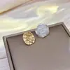 Pendientes Estilo Ab de Rosa con Contraste de Color y Relieve de Aguja Plateada para Mujer, Diseño Floral Vintage, Tacto Metálico, Pendientes de Alta Gama