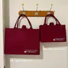 Bolso de Fieltro Rojo Cereza Estilo Nuevo con Alto Atractivo Estético, Bolso de Mano con Cierre de Botón, Bolsa de Almacenamiento, Bolsa de Compras Portátil de Gran Capacidad para Salidas