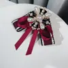 Broche de distintivo de fita de laço de pérola vintage estilo universitário transfronteiriço para mulheres, acessório de camisa profissional sem necessidade de gravata