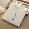 Camisa Blanca de Manga Larga 100% Algodón para Mujer, Estilo Nuevo Literario y Fresco para Primavera y Otoño, Bordada con Conejo y Rábano, Adecuada para Estudiantes