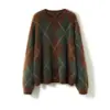 Fleece RealSuéter de tricô com gola redonda, padrão de losangos color-blocking em toda a peça, 100% cashmere, estilo de caimento relaxado