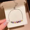 Pulsera con cierre de corazón de colores y circonitas brillantes, sensación de lujo ligero de alta gama, joyería versátil para mujer con personalidad dulce y nicho