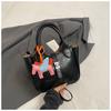 Bolsa de Mão Balde da Moda 2025 para Mulheres, Nova Tendência Moda Padrão de Pedra Nicho Simples Casual de Ombro Transversal
