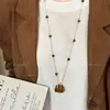 ¡Regalo Tesoro! Collar Bolso de Cuentas Marrón Maillard para Mujer, Cadena para Suéter de Lujo Ligero de Gama Alta, Accesorio Vintage de Otoño e Invierno