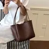 Bolsa 2026 Versátil Simple de un Hombro para el Trabajo Tejido Suave Tipo Pan Super Caliente Cubo Gran Capacidad Bolso Nuevo para Mujer de Mano