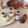 Sapatos de Couro Estilo Coreano para Meninas 2026 Outono Nova Moda Sapatos de Princesa com Laço Bebê Mocassins Antiderrapantes