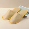 Venta al por mayor de pantuflas desechables para hotel, adecuadas para hoteles, casas de huéspedes, salones de belleza, clubes y para uso en casa como pantuflas de invitado.