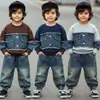Conjunto de outono para meninos, novo e estiloso 2026 para bebês e crianças pequenas, conjunto de duas peças com moletom jeans patchwork primavera/outono