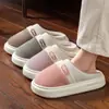 Chinelos de algodão com sola grossa para mulheres, novo modelo outono e inverno 2026, chinelos de algodão color block quentes para casa, vestuário masculino para exterior