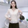 Camisa de Renda Decote V Estilo Francês da Moda Feminina Primavera e Verão 2025 Nova Chegada Crochê Elegante Bonita Camisa Pequena Versátil Top Emagrecedor