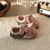 Tênis Esportivo Infantil 2026 Outono Novo Estilo Retro Alemão para Treinamento Infantil Estiloso para Crianças Pequenas e Médias Solado Macio Antiderrapante Sapatos de Bebê