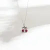 Elegante, Sencillo y Lindo Collar de Acero de Titanio con Cerezas Rojas para Mujer, Nueva Cadena Versátil de Clavícula de Nicho, Aretes de Lujo Ligero