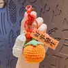 Llavero de felpa tejida creativa "Suceden cosas buenas", colgante pequeño, llavero de bolsa de caqui tejido de ganchillo de dibujos animados, regalo pequeño