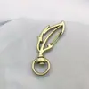 Llavero con Forma de Pluma de Metal Electrochapado con Proceso de Pintura Colgante Accesorio Colgante DIY Hecho a Mano con Movimiento de Resorte