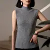 Colete de tricô liso de gola semimédia estilo coreano 2026 para mulheres, plissado, slim fit, adequado para usar em camadas ou como peça única, sem mangas
