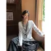 Camiseta de rayas estilo coreano, dos piezas falsas, cuello en V, manga larga para mujer, nueva fina para primavera y otoño, top casual simple versátil, moderno