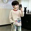 Camiseta infantil listrada de manga longa estilo coreano, novo modelo da primavera de 2026, top interno para meninos, camiseta básica 100% algodão para crianças mais velhas