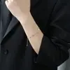 Pulsera de Acero de Titanio con Incrustaciones de Diamante Floral Lucky Hollow para Mujer, Pulsera de Diseño de Nicho, Joyería para Mejor Amiga Estilo Mori