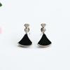 Brincos de Prata S925 Jueyu com Jade Natural Inlaid, Brincos Pequenos em Formato de Saia com Jade Escuro, Atacado de Fábrica e Dropshipping S2080808A