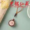 O pingente de durian de sândalo pode ser usado como um item decorativo para artesanato com tema de frutas, acessórios de carro, mesas de chá, salas de estar ou como um ornamento para casais para carregar por aí.