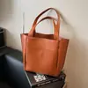 Bolsa tote minimalista transfronteiriça de grande capacidade para o dia a dia, bolsa de ombro casual em couro macio, bolsa de mão versátil retrô, atacado