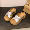 Pantuflas de suela gruesa estilo francés para mujer de comercio exterior transfronterizo, para uso exterior en verano, color plateado de alta gama, adecuadas para combinar con faldas, sandalias de playa elegantes