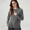 Suéter de cashmere com gola redonda e fenda lateral 2026 Outono/Inverno novo estilo feminino cor sólida camada base estilo versátil suéter pulôver grosso