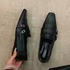 Primer Encuentro Ji Wenyi Estilo Dinero Viejo Moda de Nicho Mocasines de Moda para Mujer Punta Cuadrada Hebilla Diseño Tallado Zapatos Pequeños de Cuero