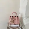 Bolso de Mano Pequeño Elegante de Gama Alta para Mujer, Nuevo Verano 2026 Bolso Cruzado Versátil con Patrón Tejido, Bolso Cubo