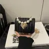Bolsa Pequena Quadrada Tecida com Corrente Moda 2026 Inverno Nova Elegante Versátil Simples com Contas para Ombro Transversal Bolsa de Mão