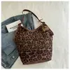 Bolsa Estampada de Leopardo para Mulheres, Grande Capacidade, Nova Bolsa de Ombro Casual Outono e Inverno 2025, Bolsa Tote Versátil para Trabalho e Deslocamento