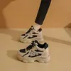 Sapatilhas de sola grossa para aumentar a altura, nova coleção outono 2026, tênis grossos populares de couro com sola grossa, sapatos atléticos casuais para mulheres baixinhas