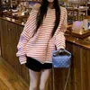 Suéter casual de punto a rayas con bloques de color y hombros descubiertos para mujer, nuevo top de punto casual holgado chic de nicho para primavera y otoño