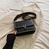 Bolso Vintage 2024 Nueva Moda Otoño e Invierno Hombro Bolso de Mujer Sentido de Alta Gama Banda Ancha Cruzado Versátil Ins Bolso Cuadrado Pequeño