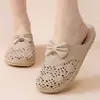 Nuevas pantuflas cerradas antideslizantes de tacón bajo para madres de mediana edad, pantuflas perforadas de tacón bajo de cuero sintético para que las mujeres las usen afuera
