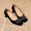 Sapatos de Salto Alto com Salto Grosso Estilo Retrô Francês para Mulheres Lançamento Primavera e Verão 2025 Versátil para o Trabalho Strass Couro Macio Bico Quadrado de Boca Rasa