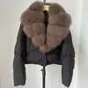 26 Nuevas Chaquetas de Plumas Cortas de Moda para Mujer Estilo Invierno para Figuras Pequeñas con Elegante Cuello Oversize de Piel de Zorro Real
