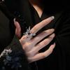 Anillo abierto de mariposa de alta gama de diseñador de nicho líquido para mujer, estilo moderno y frío, anillo de dedo personalizado a la moda.