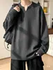 Camiseta de manga larga con cuello en V texturizado para hombre, nueva colección de otoño 2026, color liso, talla grande, top moderno de corte holgado, adecuada como capa interior o camiseta básica