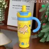Vaso térmico lindo con temática de dibujos animados y asa, antideslizante, adecuado para uso en exteriores, oficina y propósitos generales, gran capacidad